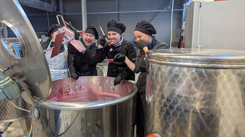 Priecīga Alfrēda Dārzu komanda pie saražotās produkcijas